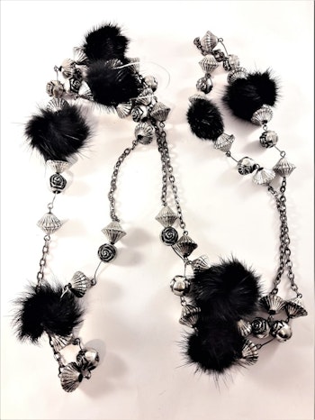 Långt halsband med silverfärgade detaljer och päls