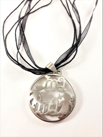 Halsband med hänge "Mama" i svart och silverfärg