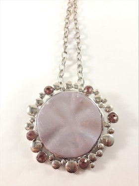 Halsband med hänge och stenar i silverfärg och rosa