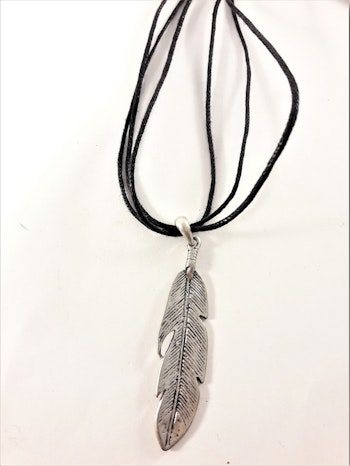 Halsband med fjäder hänge i silverfärg