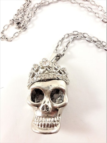 Halsband med silverfärgad dödskalle och krona av strass