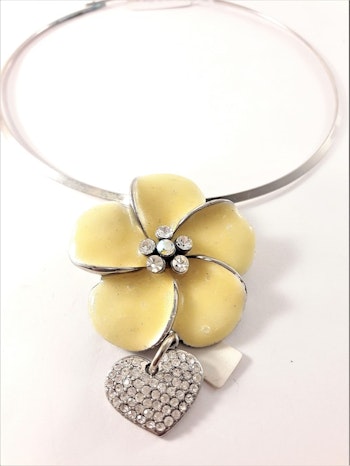 Stelt halsband med vit blomma och hjärta med strass