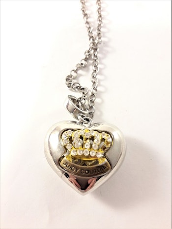 Halsband med hjärta i silverfärg och glittrande krona i strass