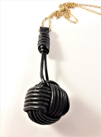 Halsband i guldfärg med flätad boll