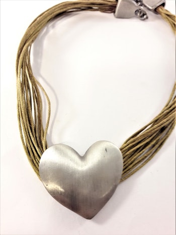 Flerradigt halsband med silverfärgat hjärta