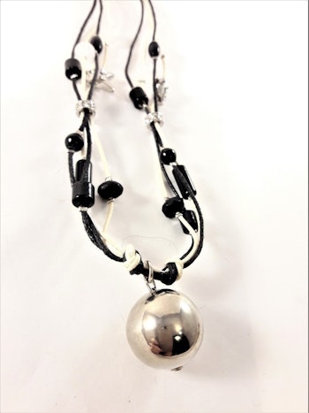 Halsband i svart och vitt med silverfärgad kula