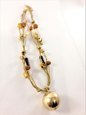 Halsband i gul och brun med guldfärgad kula