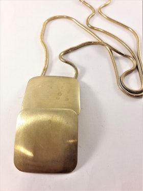 Halsband med hänge i guldfärg