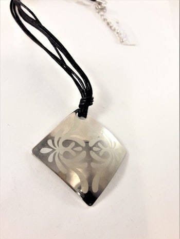 Halsband med hänge med tecken