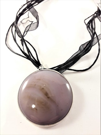 Flerradigt halsband med svart rem och lila runt hänge