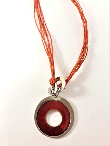Flerradigt halsband med runt hänge i silverfärg och rött