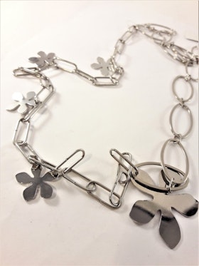 Långt halsband med blommor i silverfärg