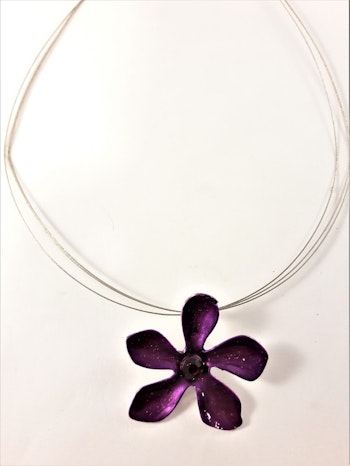 Halsband med blomma i lila