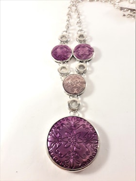 Halsband i silverfärg med lila detaljer