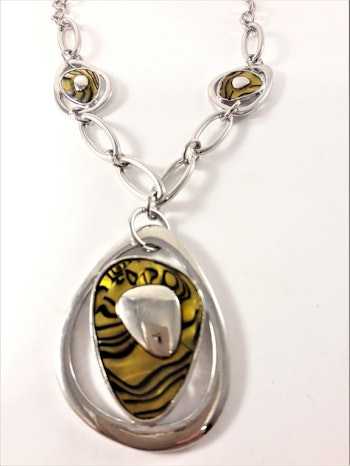 Halsband med hänge i gult och silverfärg
