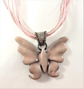 Flerradigt halsband i rosa med glittrande fjäril