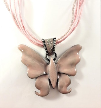 Flerradigt halsband i rosa med glittrande fjäril