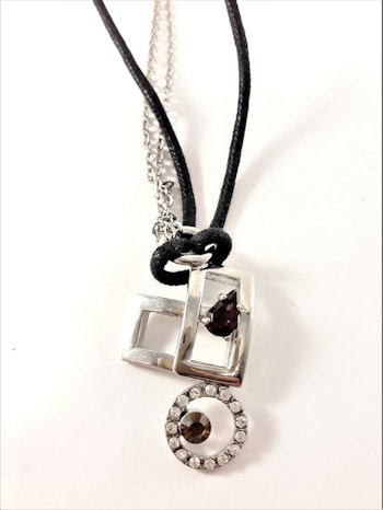 Halsband i svart med silverfärgade detaljer och strass