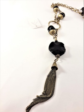 Halsband med detaljer i svart och guldfärg