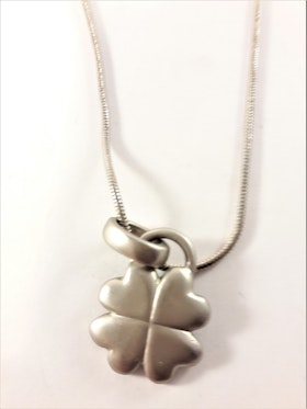 Halsband med blomma i silverfärg