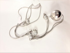 Dubbelt halsband med kulor i silverfärg