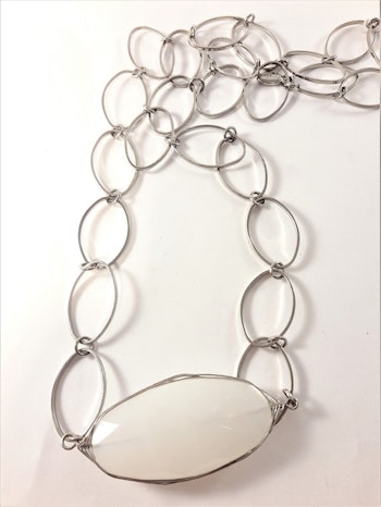 Halsband med silverfärgade ovala länkar med vitt ovalt hänge