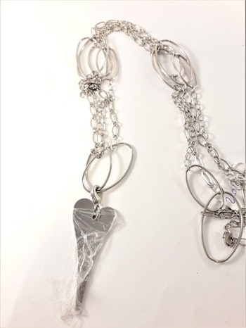 Halsband med hjärta som hänge i silverfärg