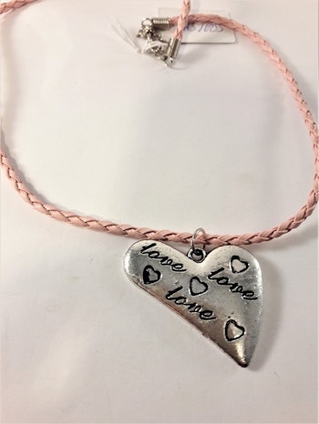 Flätat halsband med hjärta i rosa