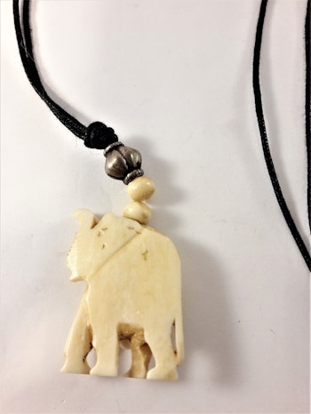 Halsband med elefant i ben