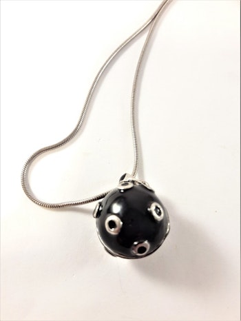 Halsband i silverfärg med boll hänge i svart