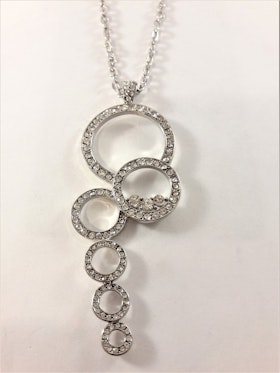Halsband med hänge med ringar och glittrande strass