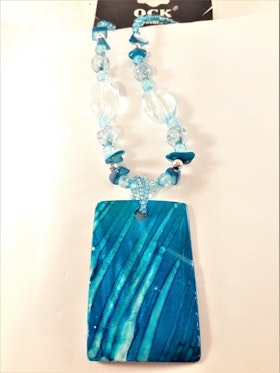 Halsband med blå detaljer och snäckskal