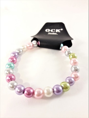 Enkelt armband med pärlor i pastell