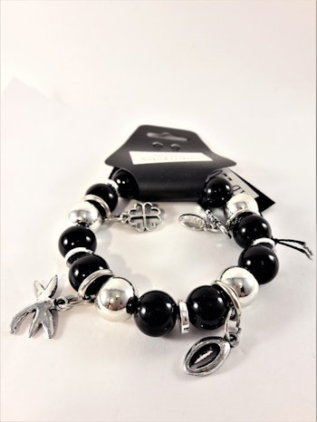 Armband i svart och silverfärg med söta berlocker