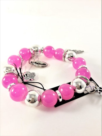 Armband med rosa kulor och söta silverfärgade berlocker