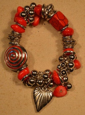 Armband med Fina Detaljer Röd och Silverfärg