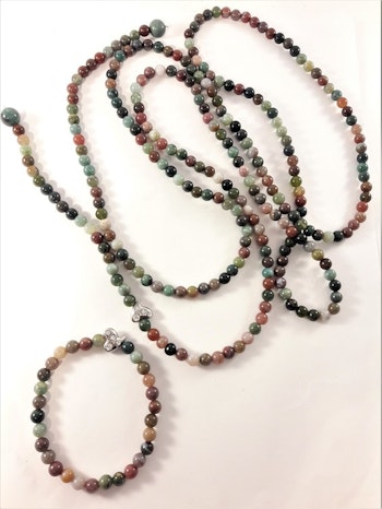 Öppet halsband med olikfärgade kulor och litet hjärta med strass, med matchande armband