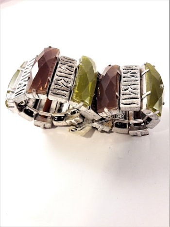 Brett Armband Grön och Röd med Silverfärgade Detaljer