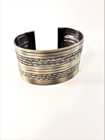 Genombrutet Stelt Armband Guldfärg