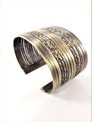 Genombrutet Stelt Armband Guldfärg