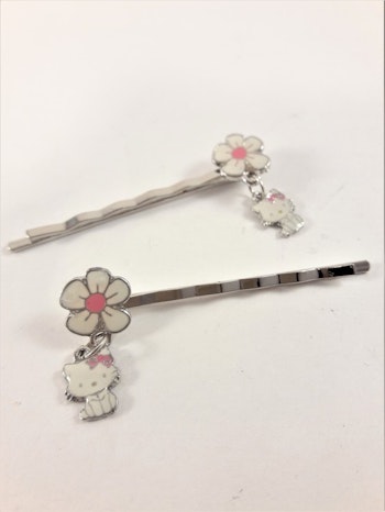 Hårklämma med blomma och Hello Kitty-berlock
