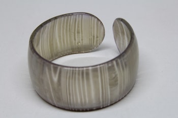 Stelt, lilafärgat, brett armband i acryl med mönster