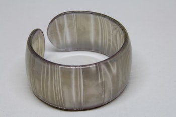 Stelt, lilafärgat, brett armband i acryl med mönster