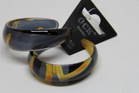 Stelt örhänge i acryl med mönster i svart och gult
