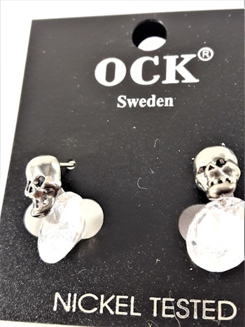 Örhängen med döskallar och gnistrande sten