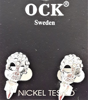 Örhänge med gnistrande vit dödskalle