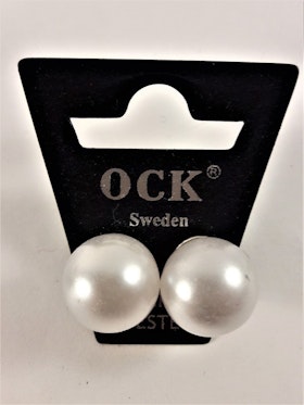 Örhängen med vit pärla