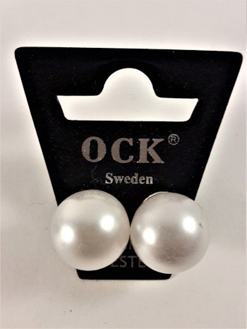 Örhängen med vit pärla