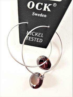 Örhängen med silverfärgad ring och röda detaljer