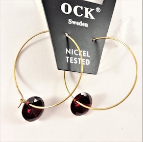 Örhängen med guldfärgad ring och röda detaljer